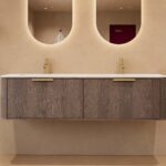 Rond hangend donker eiken badkamermeubel 160 cm met vlak front en dubbele mat witte solid surface wastafel