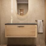 Hangend donker eiken wastafelmeubel 100 cm met enkele lade en solid surface blad met waskom