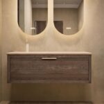 Hangend naturel eiken wastafelmeubel 120 cm met enkele lade en limestone blad met twee witte waskommen
