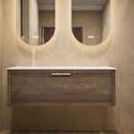Modern hangend wastafelmeubel 120 cm naturel eiken met één lade en solid surface met 2 waskommen