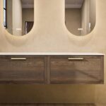 Hangend wastafelmeubel 160 cm massief eiken met één lade, vlak front en solid surface met 2 waskommen