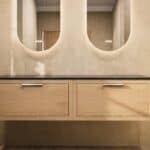Hangend donker eiken wastafelmeubel 160 cm met enkele lade en solid surface blad met waskom