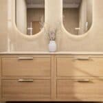 Hangend donker eiken badkamermeubel 160 cm met twee lades en grijs limestone blad