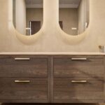 Hangend naturel eiken badkamermeubel 160 cm met dubbele lade en limestone blad met witte waskom