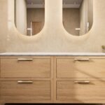 Hangend donker eiken badkamermeubel 160 cm met dubbele lade en limestone blad met witte waskom