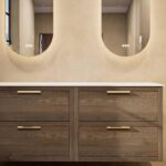 Hangend naturel eiken badmeubel 160 cm met twee lades, vlak front en solid surface met 2 waskommen