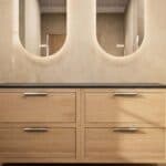 Hangend donker eiken wastafelmeubel 160 cm met dubbele lade en solid surface blad met waskom