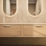 Hangend donker eiken badkamermeubel 200 cm met één lade en grijs limestone blad