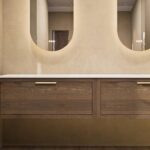 Hangend naturel eiken badkamermeubel 200 cm met één lade, vlak front en solid surface met 2 waskommen