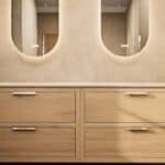 Hangend donker eiken badkamermeubel 200 cm met twee lades en grijs limestone blad