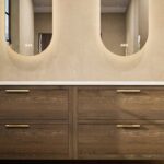 Modern wastafelmeubel 200 cm massief naturel eiken met twee lades en solid surface met 2 waskommen