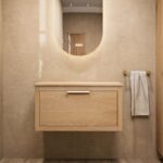 Hangend donker eiken badkamermeubel 80 cm met één lade en grijs limestone blad