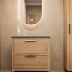 Hangend donker eiken wastafelmeubel 80 cm met dubbele lade en solid surface blad met waskom