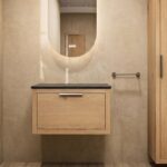 Hangend donker eiken wastafelmeubel 70 cm met enkele lade en solid surface blad met waskom