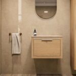 Hangend donker eiken badkamermeubel 60 cm met één lade en grijs limestone blad