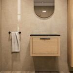 Hangend donker eiken wastafelmeubel 60 cm met enkele lade en solid surface blad met waskom