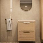 Hangend donker eiken badkamermeubel 60 cm met twee lades en grijs limestone blad