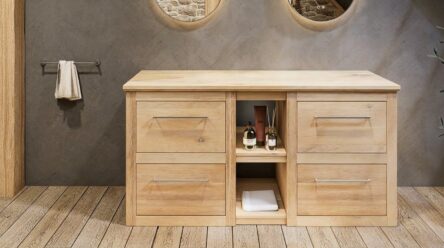 Massief eiken badkamermeubel 160 cm met schappenpakket, eiken blad en twee witte solid surface waskommen