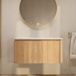 Rond hangend naturel eiken badkamermeubel 100 cm met afgeronde hoeken en wit marmer blad met witte waskom