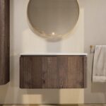 Rond hangend donker eiken badkamermeubel 100 cm met afgeronde hoeken, vlak front en wit marmer blad