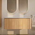 Rond hangend naturel eiken badkamermeubel 120 cm met afgeronde hoeken en mat grijs blad met twee waskommen
