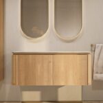 Rond hangend naturel eiken badkamermeubel 120 cm met afgeronde hoeken en mat beige blad met twee waskommen
