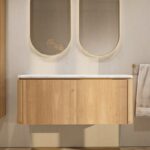 Rond hangend naturel eiken badkamermeubel 120 cm met vlak front en wit marmer blad met twee waskommen