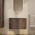 Rond hangend donker eiken badkamermeubel 80 cm met afgeronde hoeken, vlak front en grijs blad