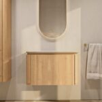 Rond hangend naturel eiken badkamermeubel 80 cm met afgeronde hoeken en mat beige blad met witte waskom