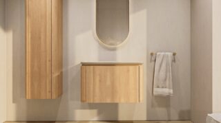 Rond hangend naturel eiken badkamermeubel 80 cm met afgeronde hoeken en mat beige blad met witte waskom