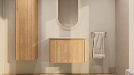 Rond hangend naturel eiken badkamermeubel 80 cm met afgeronde hoeken en mat beige blad met witte waskom