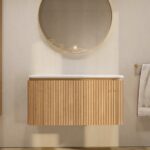 Rond hangend naturel eiken badkamermeubel 100 cm met afgeronde hoeken, groevenfront en mat beige blad