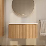 Rond hangend naturel eiken badkamermeubel 100 cm met afgeronde hoeken, groevenfront en mat wit wastafelblad