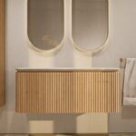 Rond hangend naturel eiken badkamermeubel 120 cm met groevenfront en mat beige blad met twee waskommen