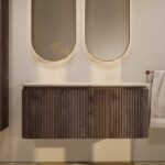 Rond hangend donker eiken badkamermeubel 120 cm met groevenfront en mat beige blad met twee waskommen