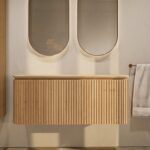 Rond hangend naturel eiken badkamermeubel 120 cm met groevenfront en eiken wastafelblad met twee waskommen