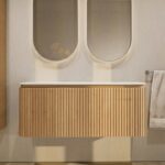 Rond hangend naturel eiken badkamermeubel 120 cm met groevenfront en witte solid surface waskom met twee waskommen