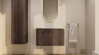 Rond hangend donker eiken badkamermeubel 80 cm met afgeronde hoeken, groevenfront en grijs blad