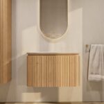 Rond hangend naturel eiken badkamermeubel 80 cm met afgeronde hoeken, groevenfront en mat beige blad