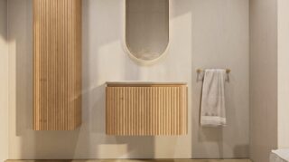 Rond hangend naturel eiken badkamermeubel 80 cm met afgeronde hoeken, groevenfront en mat beige blad