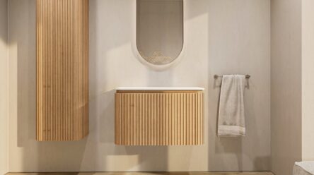 Rond hangend naturel eiken badkamermeubel 80 cm met afgeronde hoeken, groevenfront en mat wit wastafelblad