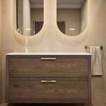 Modern naturel eiken wastafelmeubel 120 cm met dubbele lade en solid surface met twee waskommen