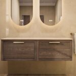 Hangend naturel eiken badkamermeubel 140 cm met enkele lade en limestone blad met witte waskom