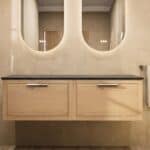 Hangend donker eiken wastafelmeubel 140 cm met enkele lade en solid surface blad met waskom