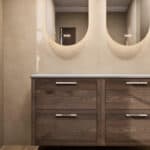 Modern naturel eiken badkamermeubel 140 cm met dubbele lade, vlak front en grijs limestone blad met witte waskom