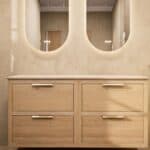 Hangend donker eiken badkamermeubel 140 cm met twee lades en grijs limestone blad
