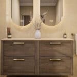 Hangend naturel eiken badkamermeubel 140 cm met dubbele lade en limestone blad met witte waskom