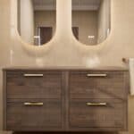 Modern naturel eiken badkamermeubel 140 cm met dubbele lade, vlak front en massief eiken blad met witte waskom