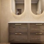 Hangend naturel eiken badkamermeubel 140 cm met twee lades en witte solid surface waskom