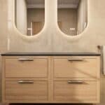 Hangend donker eiken wastafelmeubel 140 cm met dubbele lade en solid surface blad met waskom